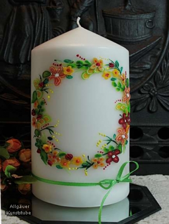 Hochzeitskerze Lotte mit Blütenkranz